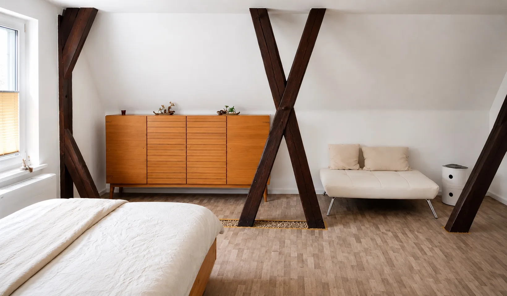 Schlafzimmer mit Dachbalken